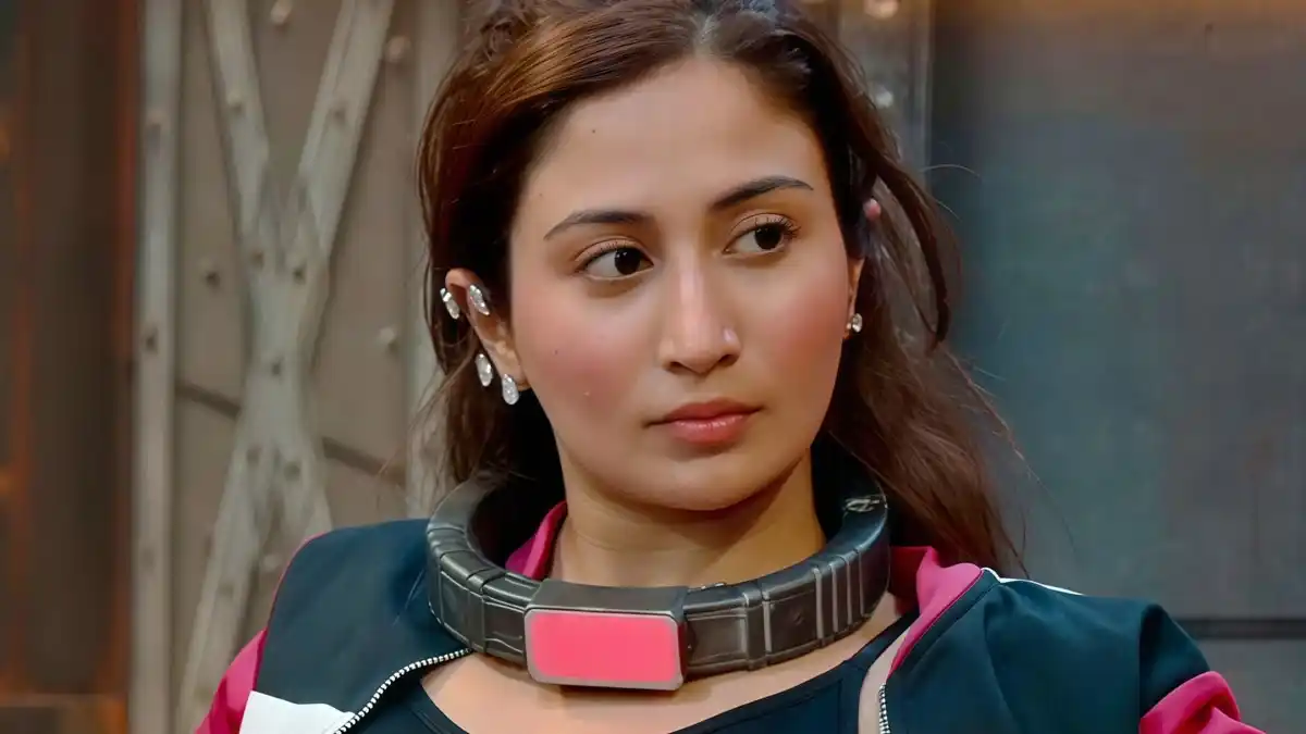 Netflix's Lock Upp 2 Winner: Shreya Kalra Lifts Trophy, Takes Home Rs 1 Crore Prize 1 Lock Upp 2 Winner