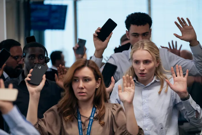 Steal Web Series Review (2026): Sophie Turner’s Prime Video Thriller Starts Strong but Loses Its Edge 2 Steal Web Series Review