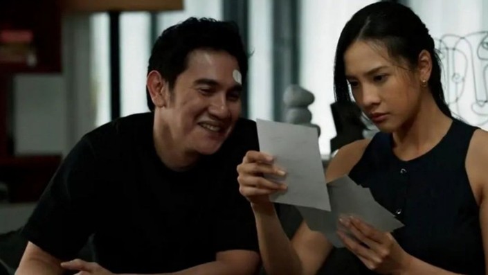 Shutter Review (2025): Herwin Novianto’s Horror Remake Falls Flat With Predictable Storytelling 1 Shutter Review